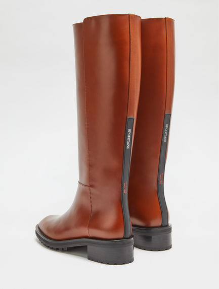 Stivale flat con suola carroarmato