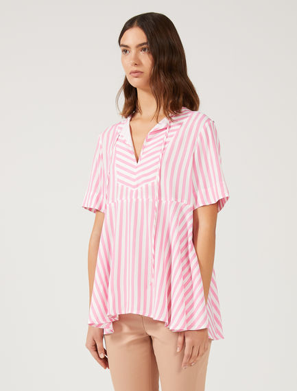 Top a righe in stile peplo