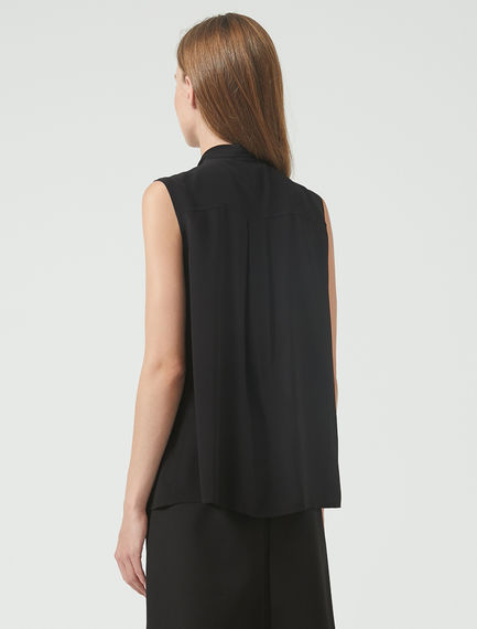 Top con collo a foulard
