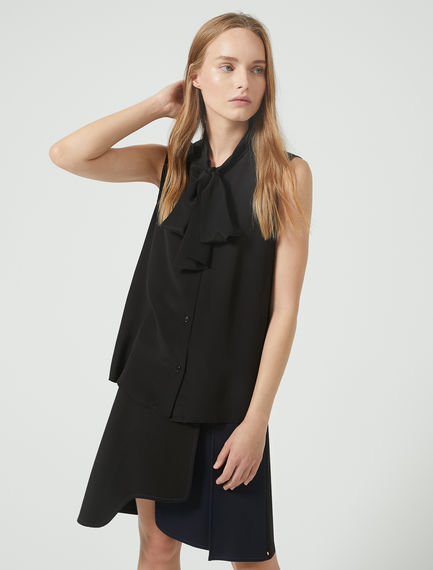Top con collo a foulard