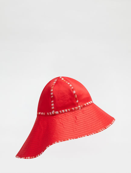 Cappello con tesa asimmetrica