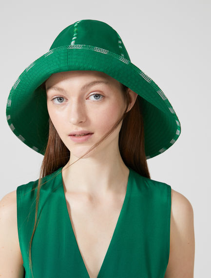 Cappello con tesa asimmetrica