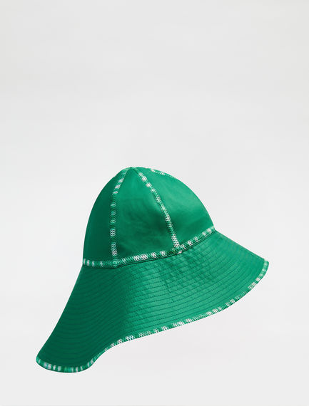 Cappello con tesa asimmetrica