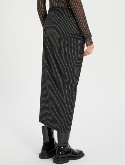 Asymmetric skirt
