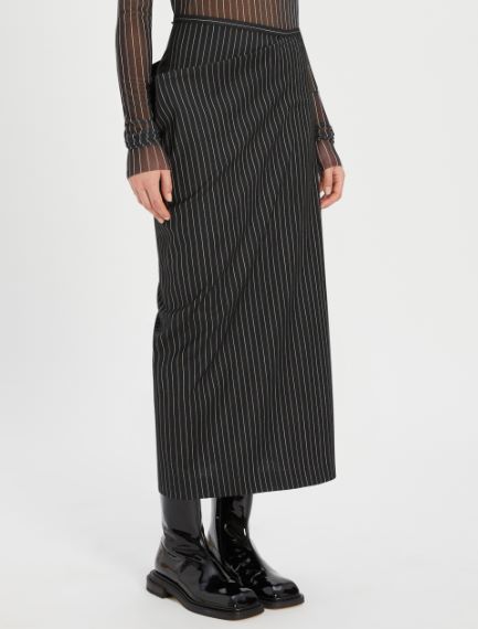Asymmetric skirt