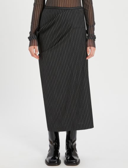 Asymmetric skirt