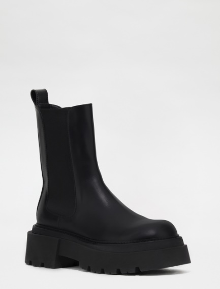 Semi-gloss Chelsea ankle boots